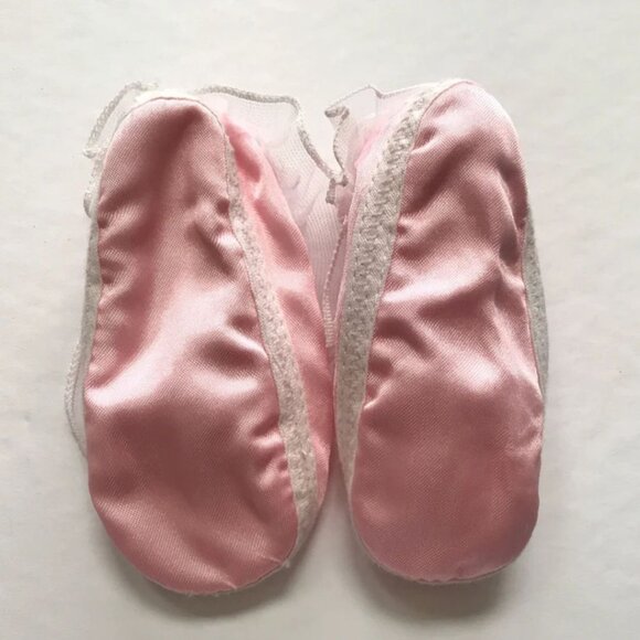 Vintage Pair Fancy Feet Booties Shoes Pink and White Ruffle Lace Newborn 0-12 mo - Picture 5 of 5